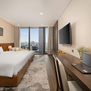 Deluxe Balcony City View High Floor